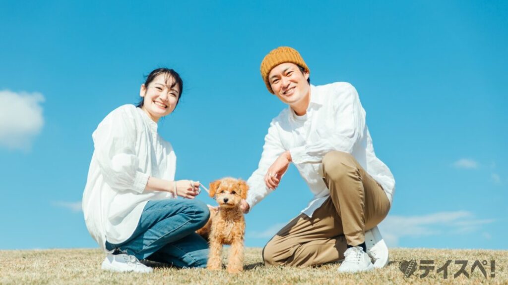 愛犬と遊ぶ男女（カメラ目線）