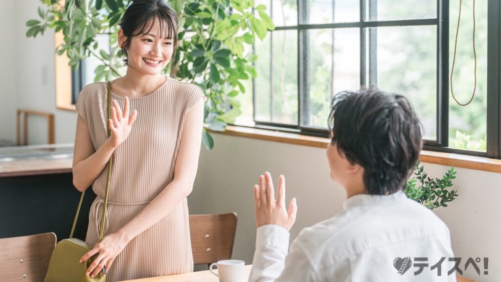 デートでカフェ・飲食店に来た笑顔の女性