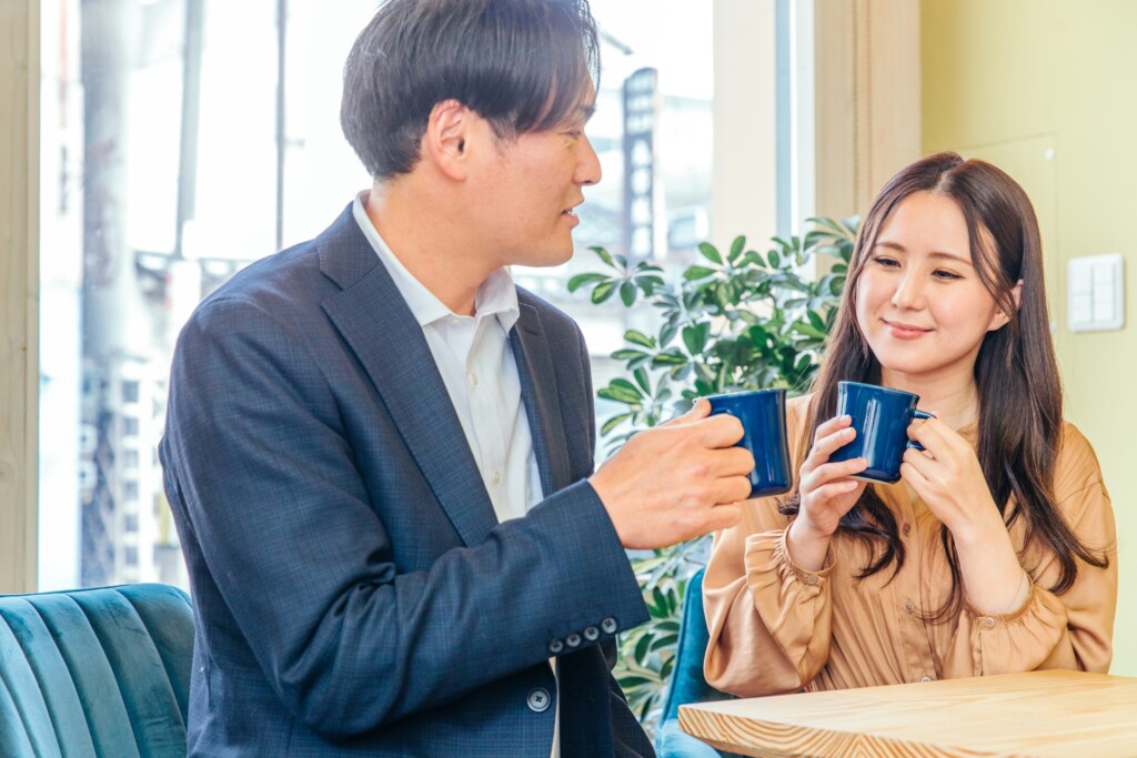 職場に自分だけ独身で居づらいと感じる女性が、同僚との会話中に結婚やプライベートに関するハラスメントを上手にかわす方法のイメージ。