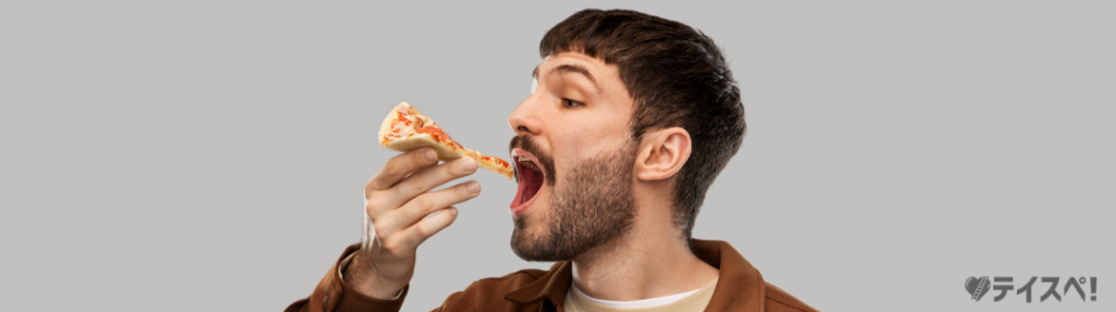 ピザを食べる男性