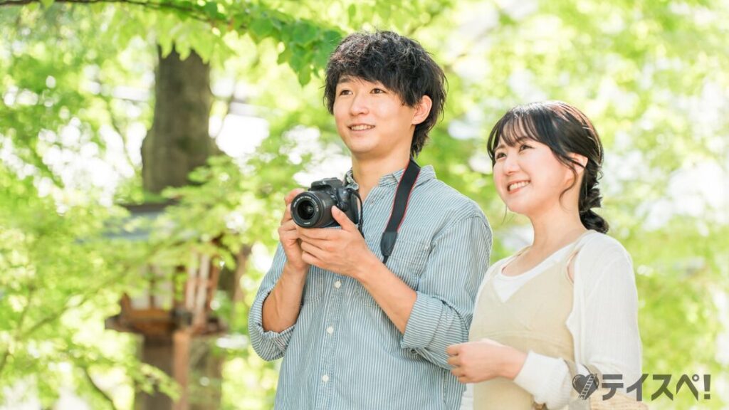 旅行先でカメラで写真を撮る男性と女性