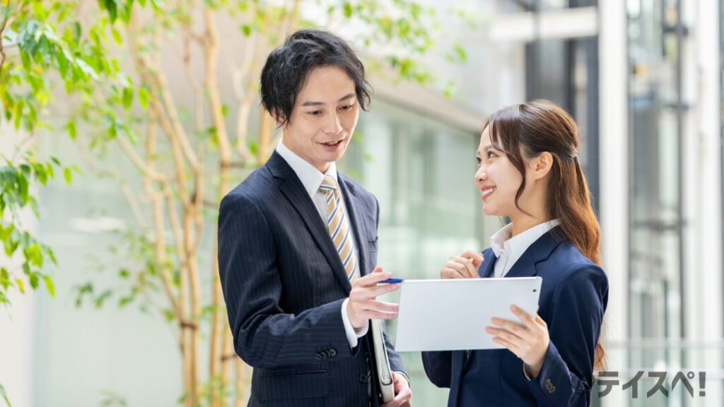 女性　男性　会話　スーツ