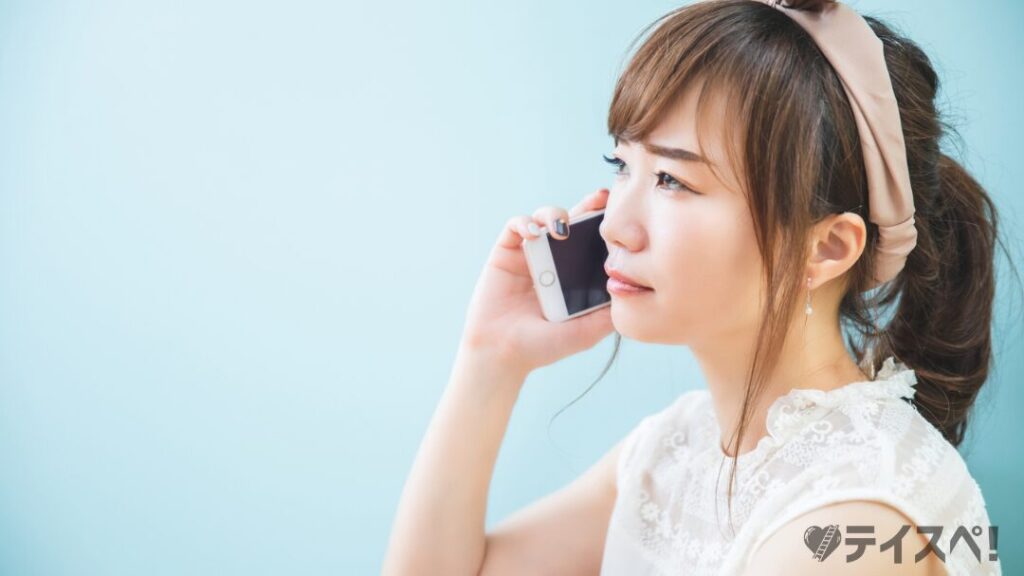 スマホで通話しながら困る女性