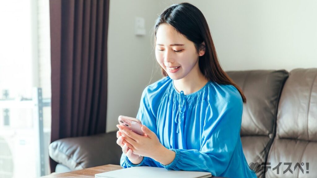 女性 スマホ 部屋 マッチングアプリ