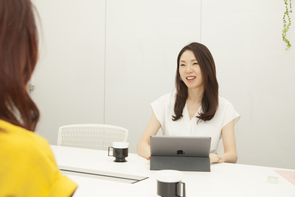 サンマリー東京の蜂巣さんがカウンセリングしている