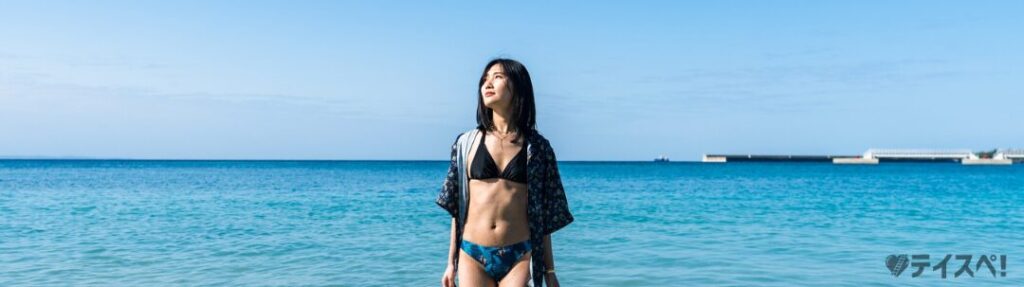 水着の女性が海にいる
