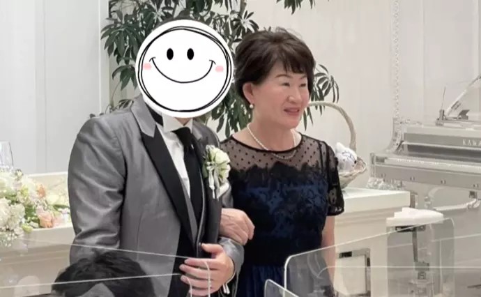 元会長の披露宴で介添役をする速川さん