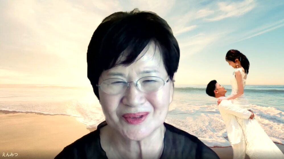 結婚相談所エンミツのカウンセラー・速川光枝さんにインタビューしている様子