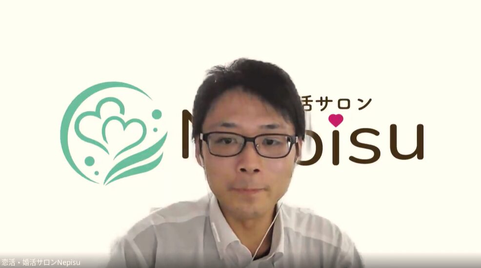 婚活サロンNepisuのカウンセラー・深尾真也さんへのインタビューの様子