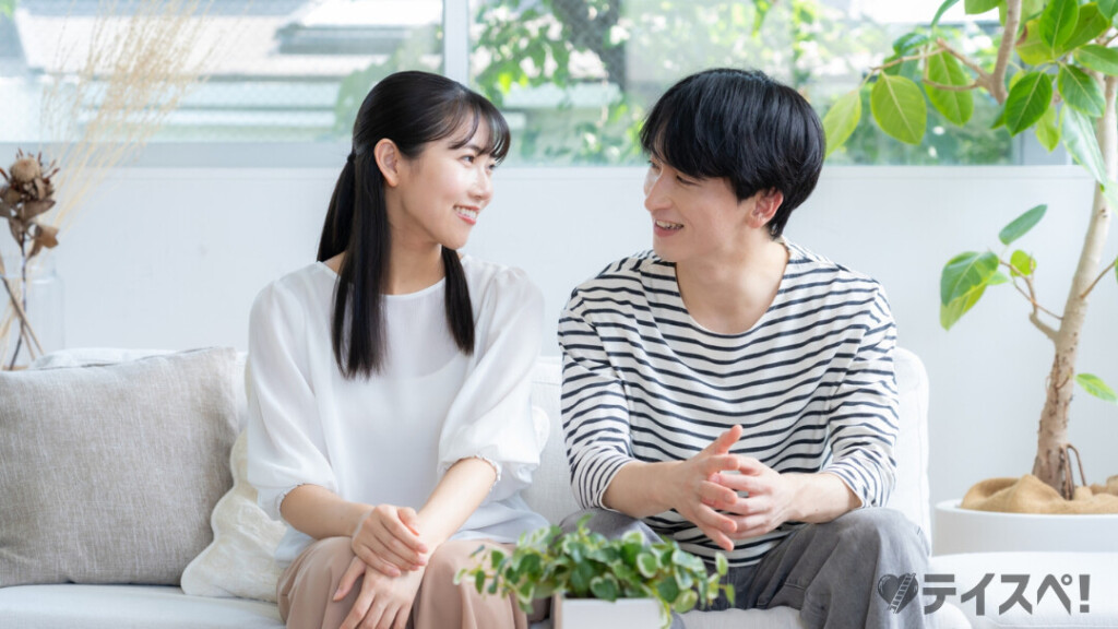 笑顔で話すカップル