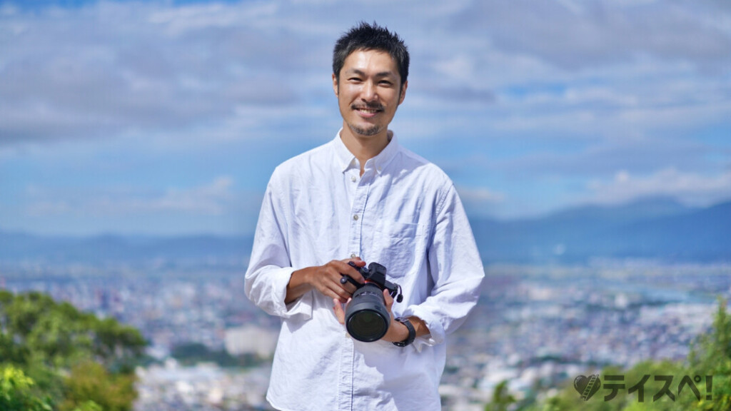 笑顔の男性カメラマン