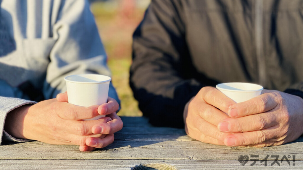 男女がカップを持っている