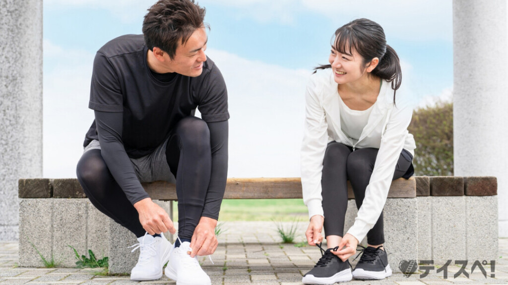 佐倉市の結婚相談で出会ったカップルが、ランニングの準備をしている