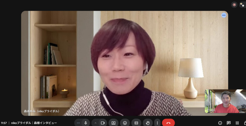 nikoブライダルのカウンセラー・森さんに谷口がインタビューしている様子