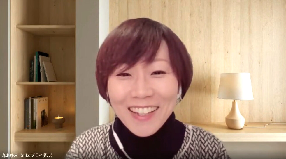 nikoブライダルのカウンセラー・森さんに谷口がインタビューしている様子