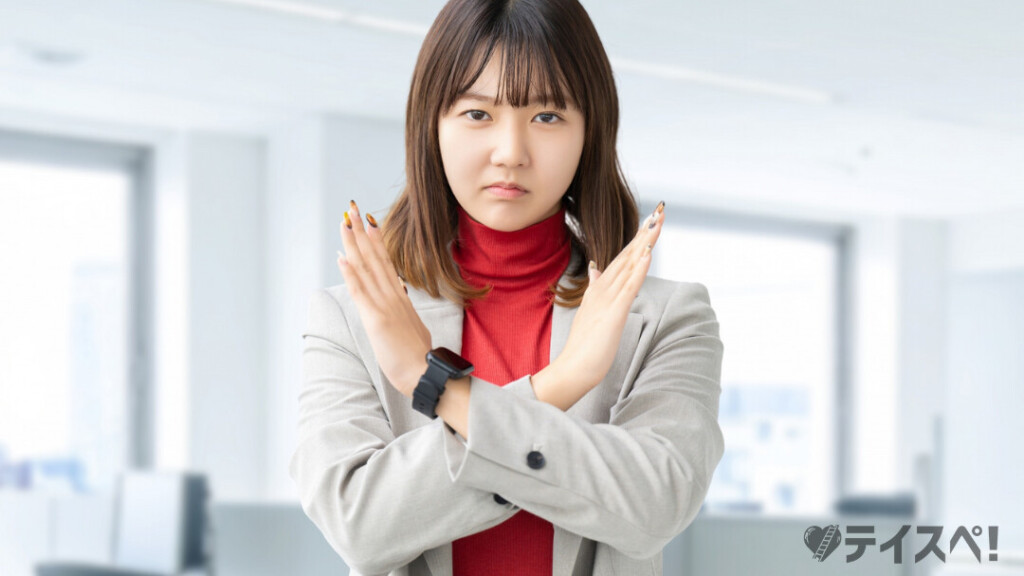 結婚生活を見据えた婚活で後悔しないためのポイント。自分で決めない姿勢や間違った婚活の進め方に「NO」を突き出すイメージカット。