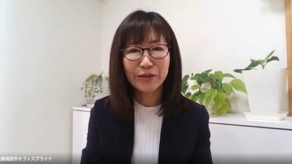 山口県山口市の結婚相談所【オフィスブライド】の藤井則子さんにインタビューしている様子