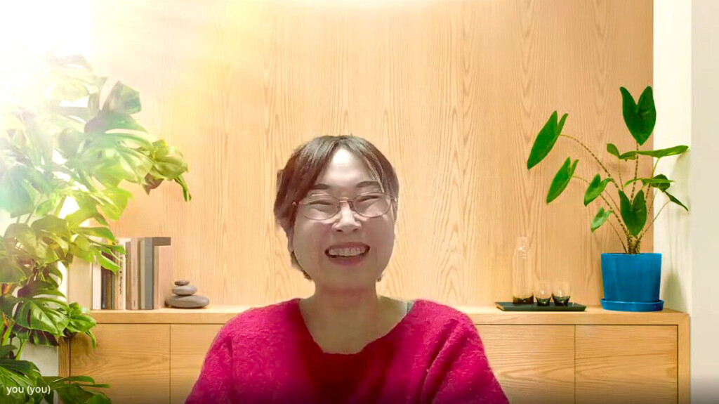 結婚相談所【サンハーモニー】の山本裕子さんにインタビューする様子