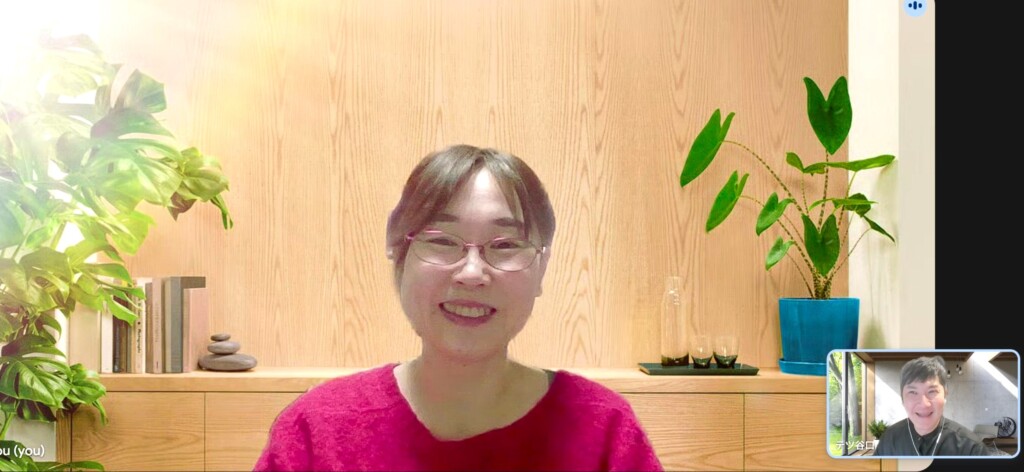 結婚相談所【サンハーモニー】の山本裕子さんにインタビューする様子