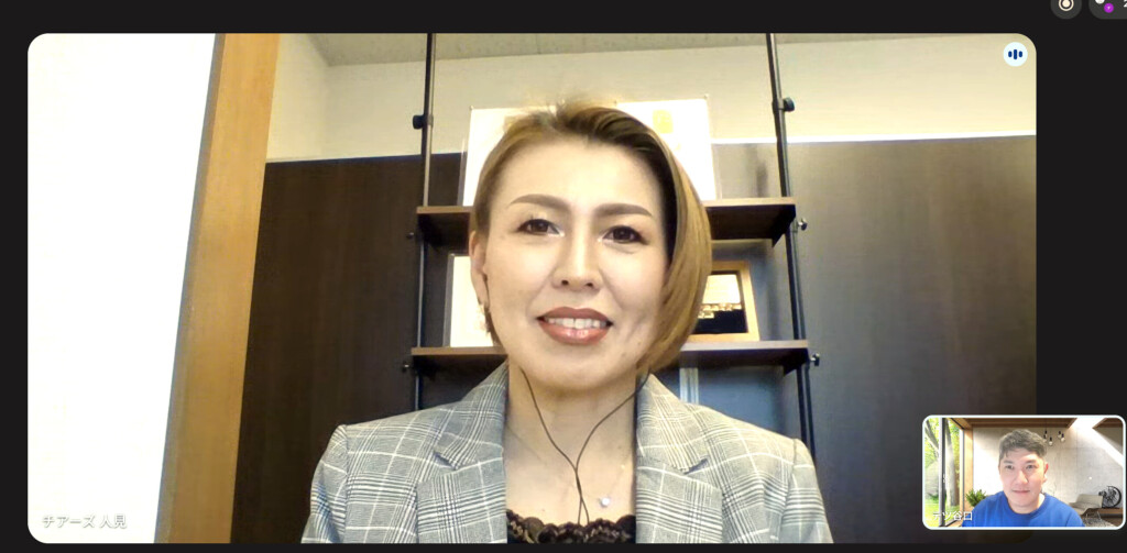 結婚相談所チアーズの人見藍子に谷口テツがインタビューしている様子