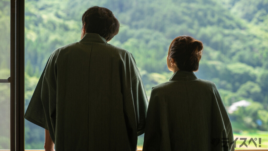 婚活パーティーで出会ったパートナーとの交際が発展し、温泉旅行を楽しんでいるカップル。