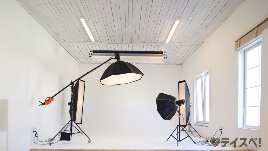 カメラ店での22年の経験を活かし、宇都宮のアメイジングデイで提供されるプロ仕様の婚活プロフィール写真撮影スタジオのイメージ。