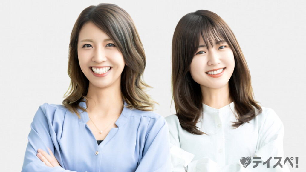 明るい背景の前で、清潔感のある服装をした2人の日本人女性が、腕を組んだりリラックスしたりしながらカメラに向かって笑顔で並んでいます。