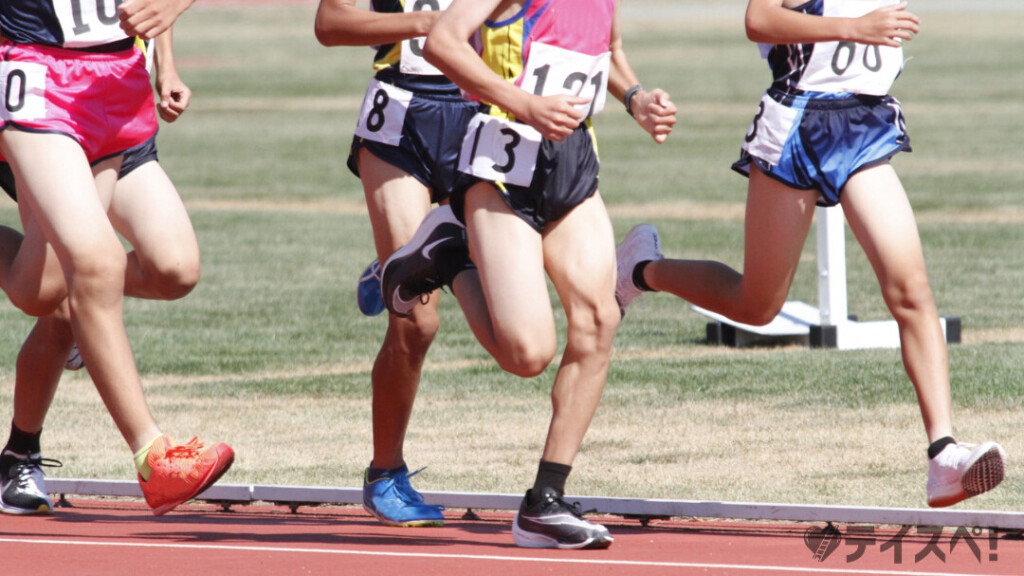 「婚活の現実」は甘くないことを示す、走り続けるランナーの足元。成婚というゴールを目指す活動の厳しさとスピード感。