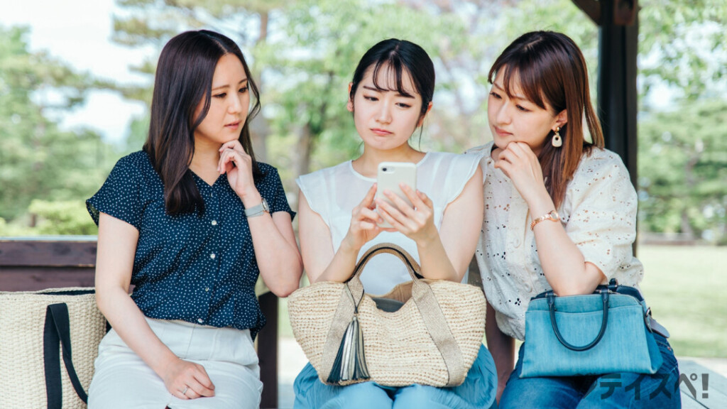 婚活が長引く30代女性の悩み。友人同士で婚活アプリやサイトの結果を見ながら、今後の戦略を相談している様子。