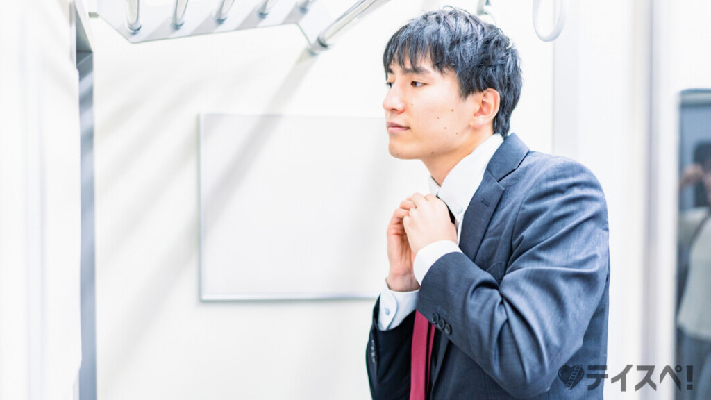 お見合いや婚活パーティーに向けて、身だしなみを整える30代男性。結婚相談所で推奨される第一印象を良くするための準備。
