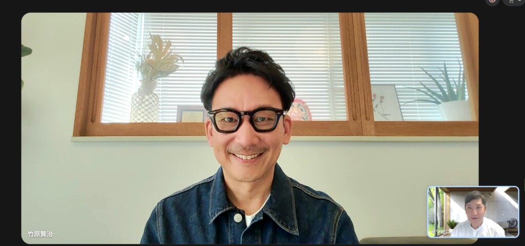 アメイジングデイの代表カウンセラー・竹原賢治さんに谷口テツがインタビューする様子