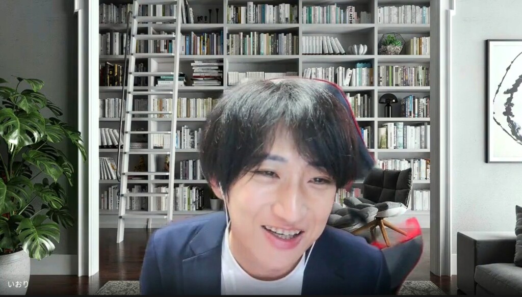 香川県高松市の結婚相談所【アスマリ(Asmari)】のいおりさんにインタビューしている様子