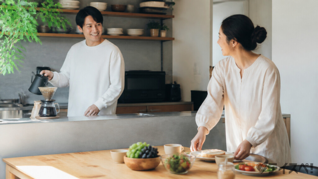 穏やかな日曜の朝を過ごす日本人カップル（婚活成功後の日常イメージ）