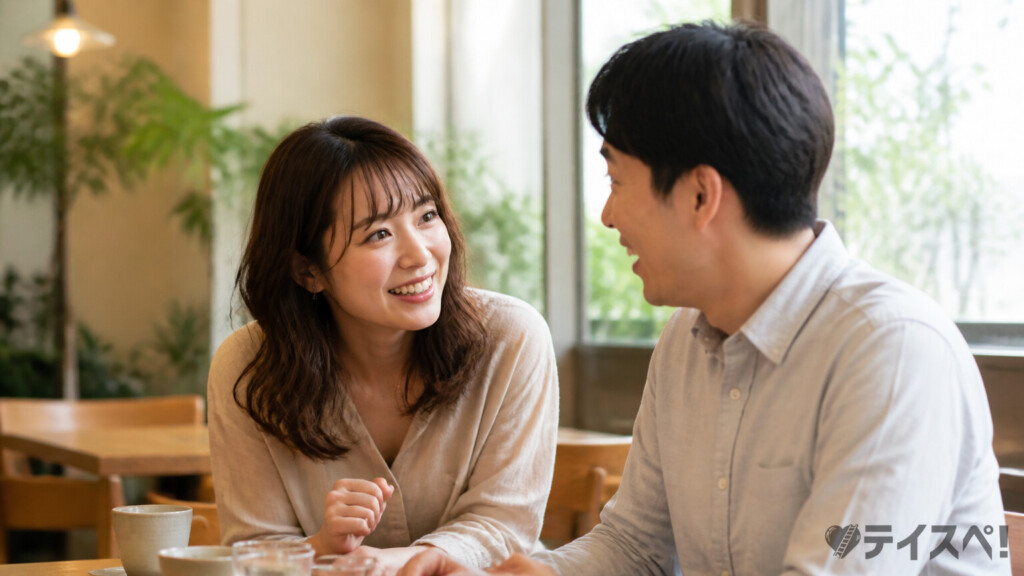 カフェで女性が前のめりに話しかけてくるシーン