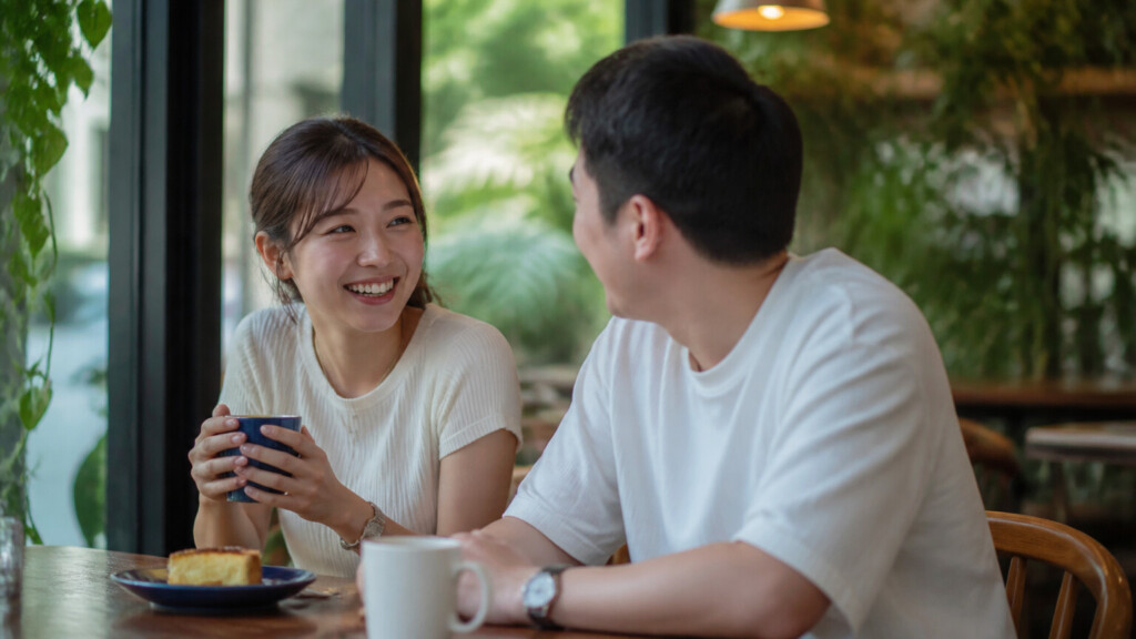 カフェで話す男女