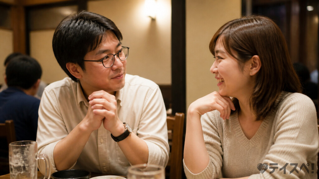 カフェで女性の話を前のめりで聞く男性