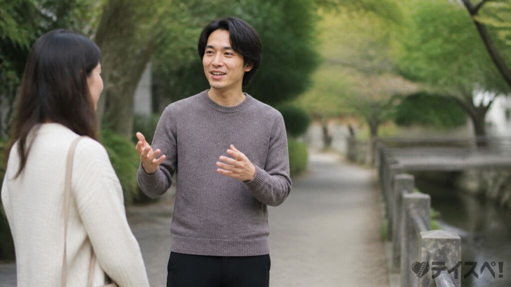 素の自分を見せて話す男性